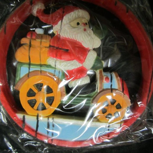 VTG 70'S RETRO 3D ORNAMENT,SANTA DRIVING A CAR IN ROUND BARREL FRAME, PLASTIC - Picture 3 of 5